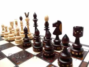 Juego de ajedrez artístico de madera